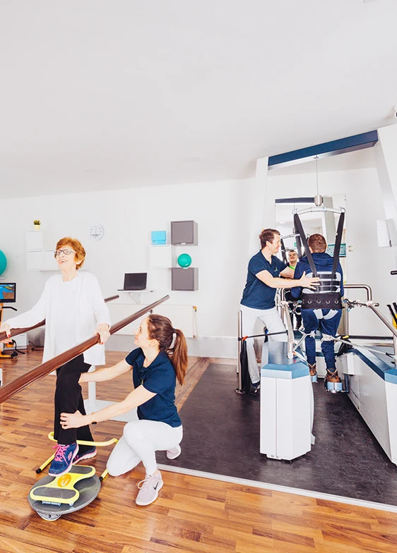 Physiotherapeut und Patientin machen ein High-Five